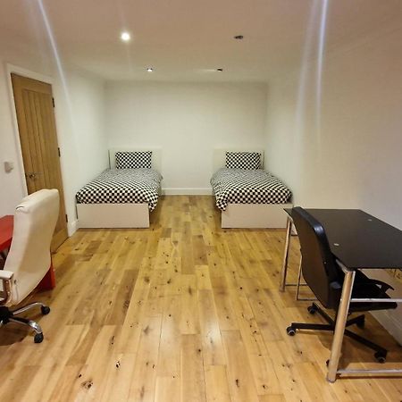 Comfort Sleep - Rooms With Shared Facilities วินด์เซอร์ ภายนอก รูปภาพ