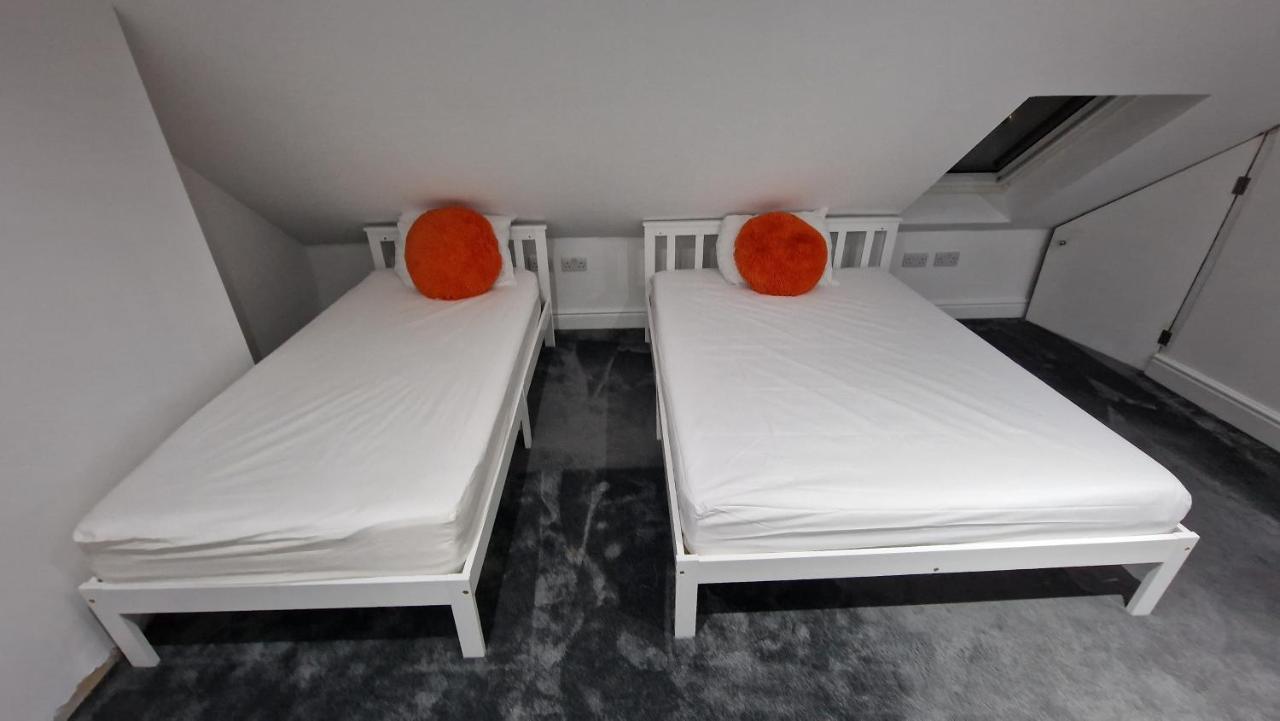 Comfort Sleep - Rooms With Shared Facilities วินด์เซอร์ ภายนอก รูปภาพ