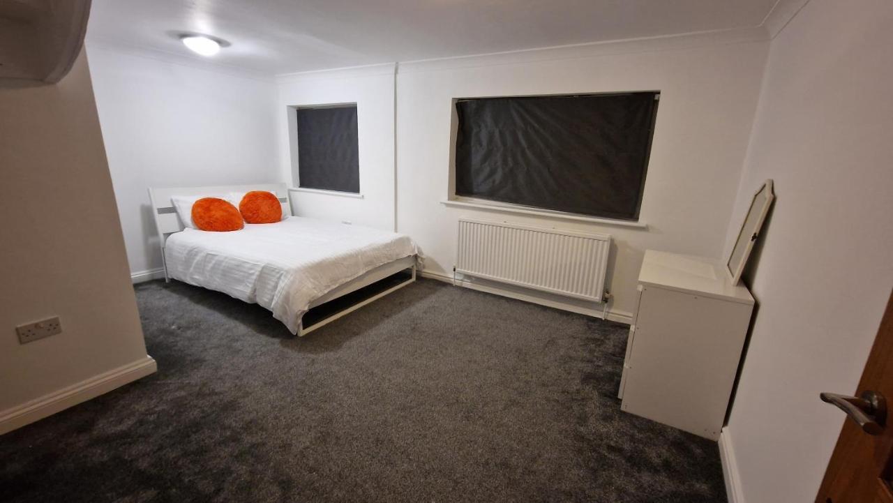 Comfort Sleep - Rooms With Shared Facilities วินด์เซอร์ ภายนอก รูปภาพ