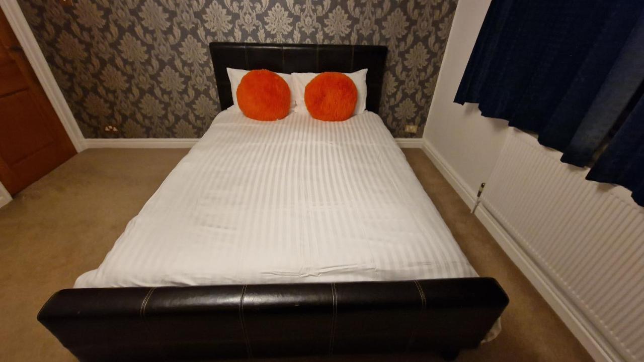 Comfort Sleep - Rooms With Shared Facilities วินด์เซอร์ ภายนอก รูปภาพ