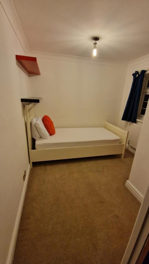 Comfort Sleep - Rooms With Shared Facilities วินด์เซอร์ ภายนอก รูปภาพ