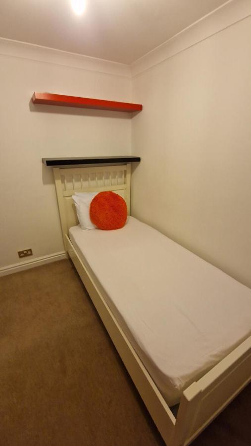 Comfort Sleep - Rooms With Shared Facilities วินด์เซอร์ ภายนอก รูปภาพ