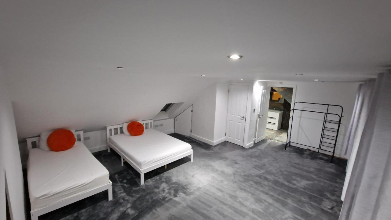 Comfort Sleep - Rooms With Shared Facilities วินด์เซอร์ ภายนอก รูปภาพ
