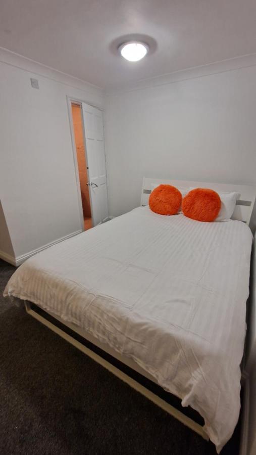 Comfort Sleep - Rooms With Shared Facilities วินด์เซอร์ ภายนอก รูปภาพ