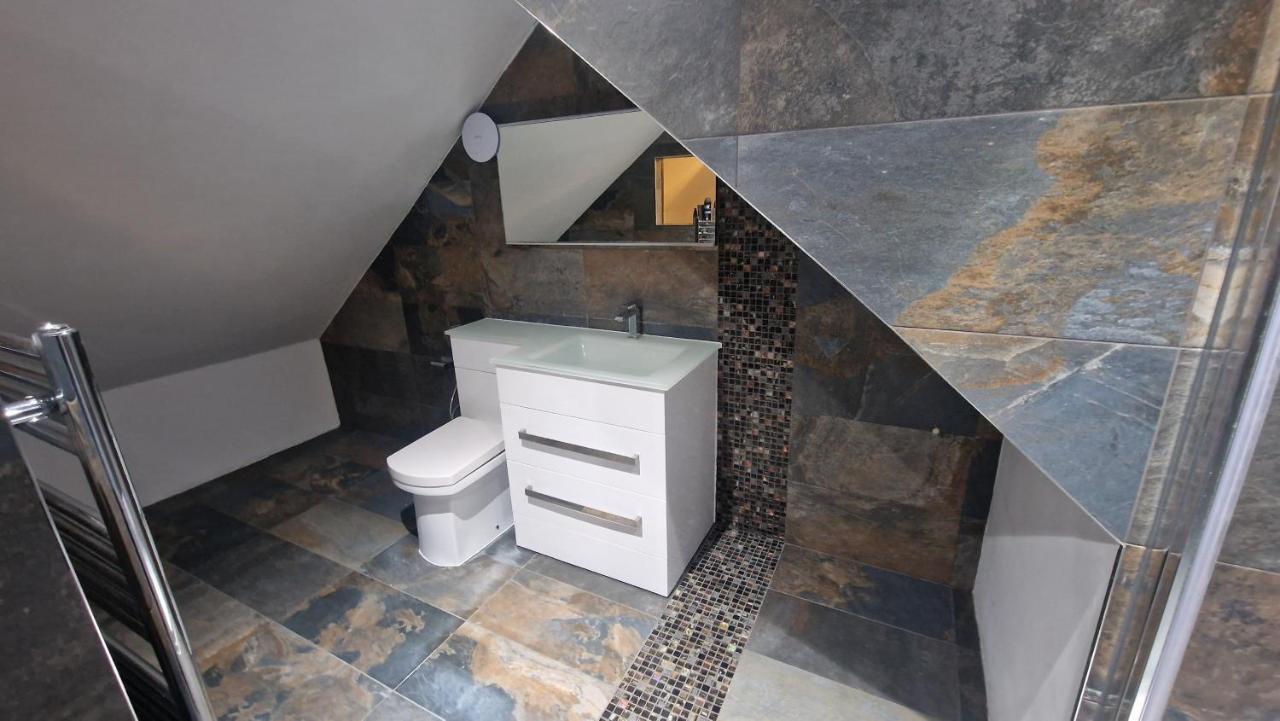 Comfort Sleep - Rooms With Shared Facilities วินด์เซอร์ ภายนอก รูปภาพ