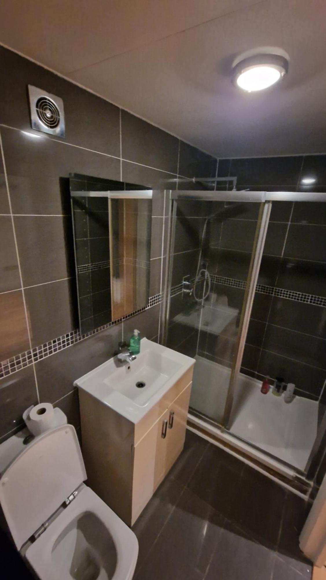 Comfort Sleep - Rooms With Shared Facilities วินด์เซอร์ ภายนอก รูปภาพ